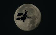 TONY HOWES - Witch passing the moon